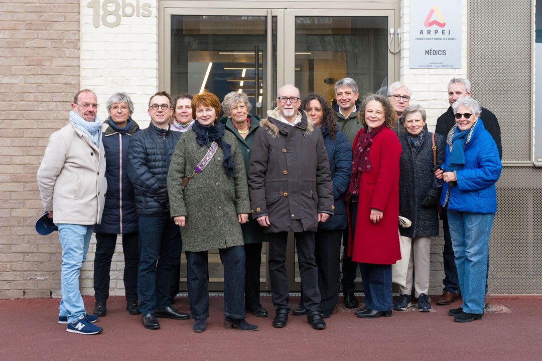 Municipales 2026 au Vésinet - L'équipe de campagne de Didier Guérémy devant la résidence universitaire Médicis