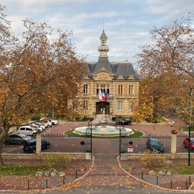 [Conseil municipal d'installation du 25 mars 2026] Ville du Vésinet 
Lors du conseil municipal de vendredi soir, l'opposition n'a pas été autorisée à s'exprimer à l'occasion de l'élection du maire, comme c'est l'usage. Voici donc la déclaration que Didier Gueremy avait souhaité faire pour cette délibération. 

Mesdames et Messieurs les élu(e)s,
Chères Vésigondines, chers Vésigondins, 

Je souhaite tout d’abord adresser mes félicitations à l’équipe menée par Thibaut Gripoix. Les Vésigondines et Vésigondins ont fait un choix clair. Si certains ont pu dire que 58% des Vésigondins n’ont pas choisi cette équipe, elle est pourtant démocratiquement, totalement légitime à mes yeux. C’est pour cette raison que je voterai ce soir pour l’élection de Thibaut Gripoix en tant que Maire du Vésinet, mais je m’abstiendrai sur la liste des adjoints qui, pour moi, ressort de la seule responsabilité des élus de la majorité.

Mon équipe et moi resterons mobilisés et vigilants ; vigilants quant aux dépenses car la campagne électorale est souvent l’occasion de multiplier les promesses coûteuses. Il conviendra que celles-ci ne se réalisent pas au détriment de la bonne gestion de notre collectivité. Nous continuerons de porter nos valeurs, dans ce conseil et en dehors : valeurs de bienveillance, de responsabilité et d’humanisme.

Tous les problèmes accumulés en près de 15 années de gestion erratique et d’instabilité politique n’ont pas été réglés mais, au cours du mandat qui s’achève, nous avons fait évoluer notre ville. 

Nous laissons une situation financière saine avec une Capacité d’Autofinancement qui est passée de 3 M€ à notre arrivée à 4,8 M€ fin 2025 ; nous laissons également de nouveaux équipements comme le Centre Virginie Hériot, la Maison Médicale du Parc, le Forum, de nombreux jeux pour enfants dans plusieurs quartiers de notre ville, et des projets qu’il suffira, si la nouvelle équipe le souhaite, de reprendre et d’amender éventuellement. Je forme le vœu que cette alternance ne soit pas, comme elle le fut trop souvent par le passé, un retour en arrière sur les nombreux projets dont notre ville a besoin. 

A titre plus personnel, j’espère particulièrement que le travail engagé sur la rénovation de l’Eglise Sainte Marguerite puisse aboutir. Des travaux d’urgence ont été réalisés, les accords de principe de financement de la DRAC sont obtenus, les architectes ont commencé à travailler sur un plan de rénovation global. En la matière comme dans d’autres, sur le centre-ville notamment, sur l’Appel à Manifestation d’Intérêt pour le sous-sol de la place du Marché, aucune équipe précédente n’était allée aussi loin. En les reprenant, vous aurez l’occasion de livrer tous ces projets pour notre ville et ses habitants. Si vous allez dans cette direction, soyez assuré que vous aurez tout mon soutien.

Je tiens également à prendre le temps, au nom de tous les élus sortants qui ont fait le choix d’assumer leur action en cohérence et loyauté, de remercier l’ensemble des agents municipaux. Ce fut un grand plaisir et une satisfaction de tous les instants pour moi, pour nous, de travailler avec eux, et plus particulièrement ceux de mes délégations. Ils sont la force de cette ville. Ils sont créatifs, impliqués et n’ont jamais manqué de montrer leur professionnalisme. Je leur adresse à toutes et tous nos plus sincères remerciements pour ces années ensemble, au service du Vésinet et des Vésigondins.

Enfin, je formule le vœu d’une gouvernance apaisée, d’une majorité à l’écoute, gage d’une opposition constructive, toutes deux guidées par l’intérêt général et tournées vers l’avenir. 

Avec 1 siège au conseil municipal, je serai pleinement mobilisé pour représenter les Vésigondines et les Vésigondins et faire entendre la voix de celles et ceux qui nous ont fait confiance dès le 1er tour, dans un esprit de facilitateur, de modérateur et de force de propositions, comme je l’ai toujours été.

Je vous remercie
